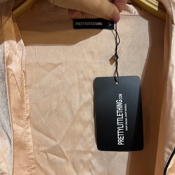 Prettylittlething button up blouse size small - Picture 3 of 9